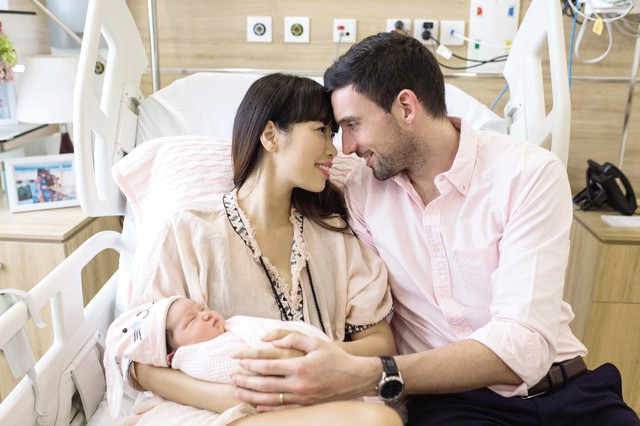 
Vợ chồng siêu mẫu Hà Anh hạnh phúc bên con gái mới sinh (ảnh gia đình cung cấp).
