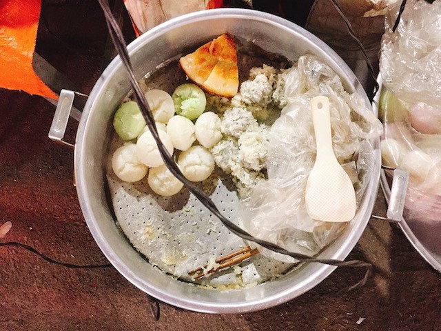 Gánh hàng nhỏ nhưng đầy đủ bánh bò hấp, bánh bò nướng. Ảnh: Eataholic