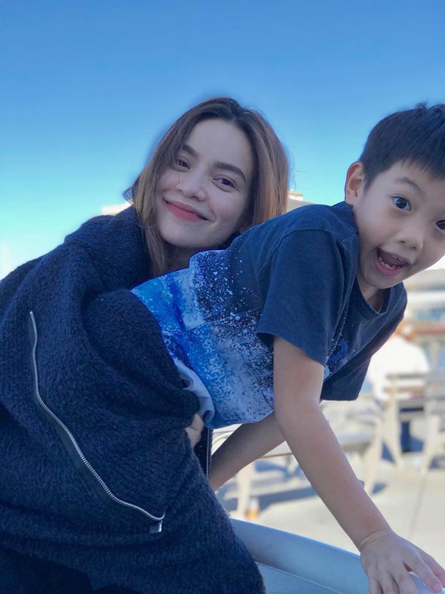 Tại Mỹ, Hồ Ngọc Hà chỉ đăng ảnh với con trai mà không nhắc gì đến kỷ niệm 1 năm trước với Kim Lý.