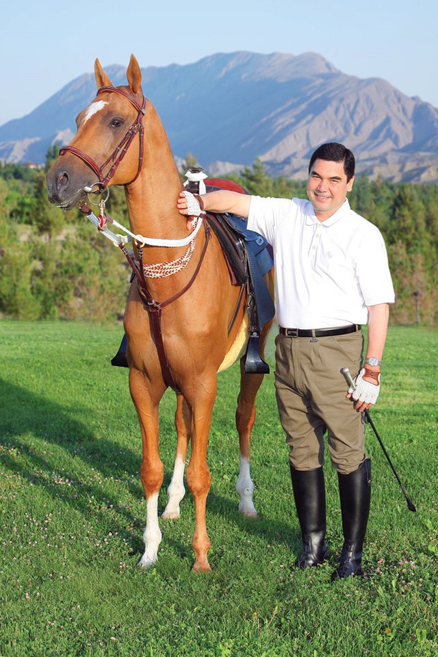 Tổng thống Gurbanguly Berdymukhamedov còn có đam mê cưỡi ngựa, đua xe và tập thể hình. Ảnh: Ahal Teke
