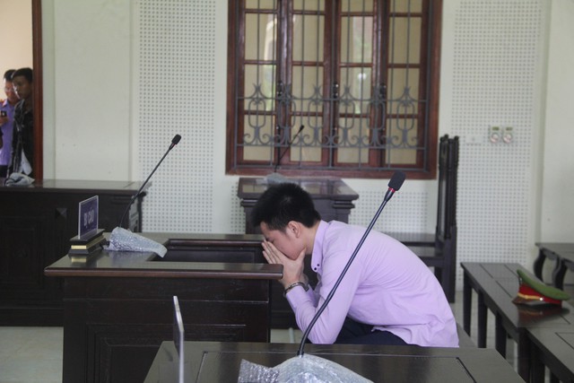 
Bị cáo Minh khóc trong giờ nghị án. 
