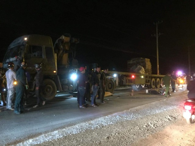 Lực lượng chức năng kh&aacute;m nghiệm hiện trường. Ảnh: Nguyễn Diễm.