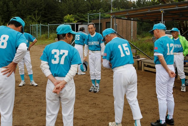 Câu lạc bộ bóng chày Shimohama chỉ toàn người cao tuổi. Ảnh: Reuters.