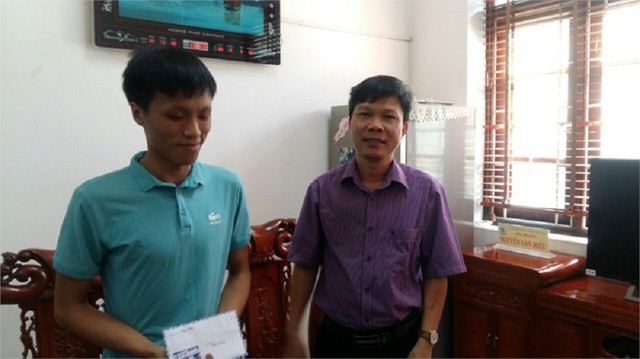 Vương Xuân Hoàng chụp ảnh cùng thầy Nguyễn Văn Hiếu - Hiệu trưởng trường THPT Thuận Thành 1, Bắc Ninh.