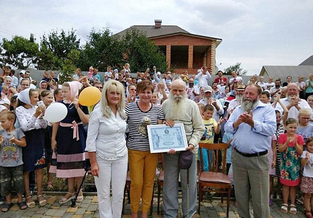 &Ocirc;ng Pavel Semenyuk nhận chứng nhận gia đ&igrave;nh đ&ocirc;ng con ch&aacute;u nhất Ukraine. Ảnh: CEN.