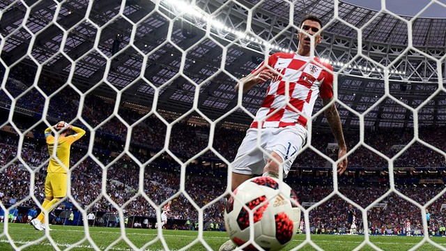 Mandzukic ghi bàn rút ngắn tỷ số xuống 2-4...