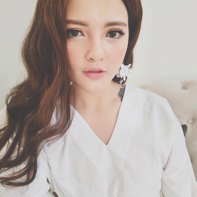 Em gái Hoa hậu Thể thao 2007 Trần Thị Quỳnh là Trần Thị Huyền (20 tuổi). Cô hiện là sinh viên học viện đào tạo thiết kế thời trang tại Sài Gòn. Không chỉ sở hữu gương mặt xinh xắn, đôi mắt to tròn, Huyền còn được gưỡng mộ bởi phong cách thời trang bắt mắt, thu hút.