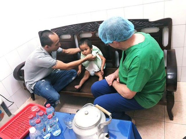 Những ng&agrave;y đầu được vợ chồng chị Phương đưa về S&agrave;i G&ograve;n, c&ocirc; b&eacute; P&agrave;ng đ&atilde; được bố mẹ nu&ocirc;i t&iacute;ch cực kiểm tra sức khỏe v&agrave; điều trị.