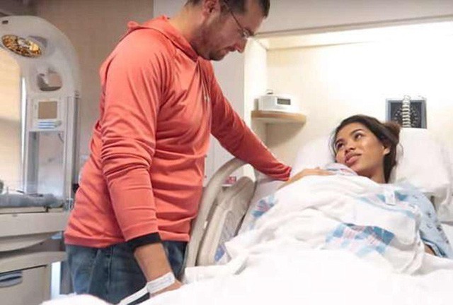 Một giờ sau khi trang điểm, Jarrell bắt đầu vỡ nước ối và sinh bé Olivia vào lúc 12 giờ 44 phút sáng