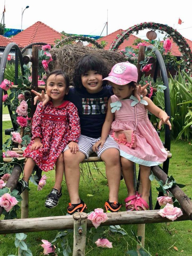 B&eacute; P&agrave;ng b&ecirc;n cạnh hai chị em của m&igrave;nh trong gia đ&igrave;nh thứ 2.