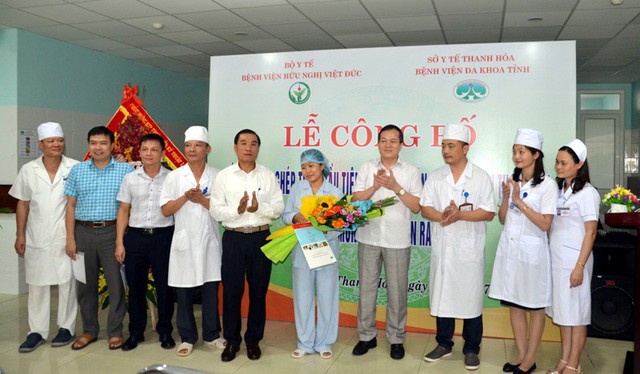 
Lần đầu tiên Bệnh viện Đa khoa tỉnh Thanh Hóa ghép thận thành công, lãnh đạo tỉnh cùng Sở Y tế chúc mừng bệnh nhân
