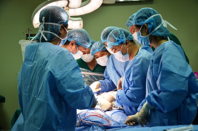 Các bác sỹ tại Bệnh viện Đa khoa tỉnh Thanh Hóa đang ghép thận cho bệnh nhân Nguyễn Thị Hà