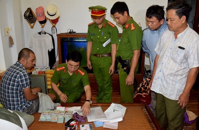 
Cảnh sát triệt phá đường dây cá độ bóng đá trăm tỷ ở Thừa Thiên - Huế. Ảnh: T.H.
