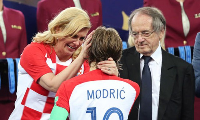 Bà Grabar-Kitarovic an ủi Modric sau trận đấu. Ảnh: Reuters.