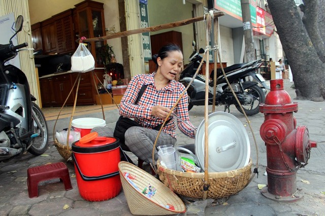 Chủ gánh hàng thường lựa chọn các cung đường có khoảng trống rộng để dừng chân bán đồ cho khách.