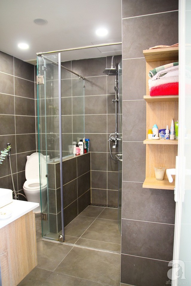 Vách tắm kính ngăn khu vực tắm với khu vực vệ sinh.