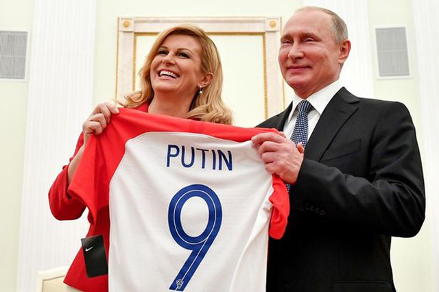 Tổng thống Croatia tặng Tổng thống Nga áo đấu của đội Croatia. Ảnh: AP.