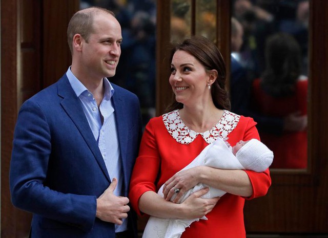 Hoàng tử Louis chào đời ngày 23/4 tại khoa sản Lindo, bệnh viện St. Mary, nặng 3,8 kg. Con thứ ba của William và Kate đứng thứ 5 trong danh sách thừa kế ngai vàng của Nữ hoàng Anh.