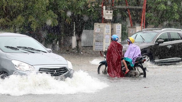 
Do ảnh hưởng của áp thấp nhiệt đới, sáng 16/7, lượng mưa trút xuống TP Hà Tĩnh rất lớn khiến nhiều tuyến đường bị ngập sâu.     Ảnh: TL
