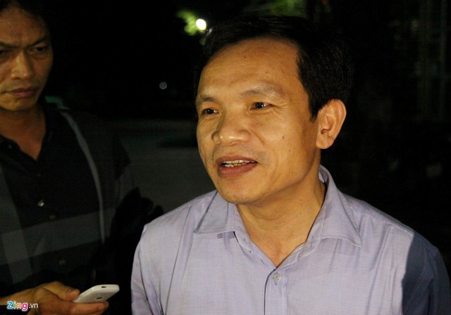 
Ông Mai Văn Trinh trả lời phỏng vấn báo chí lúc gần 1h sáng 17/7, cho biết đang chấm thẩm định toàn bộ bài thi trắc nghiệm của thí sinh Hà Giang. Ảnh: Nguyễn Sương.
