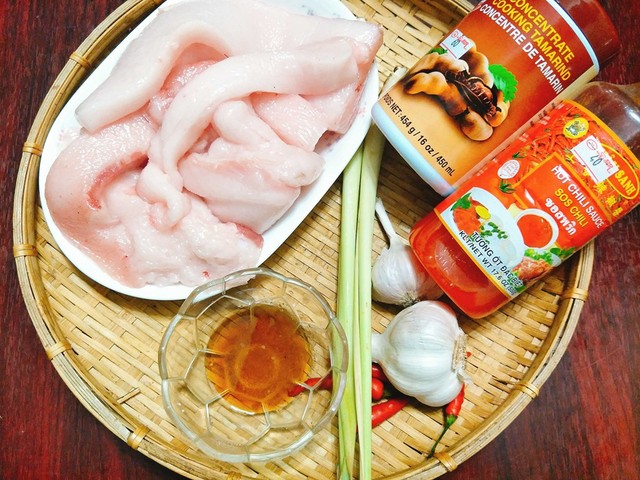 Chuẩn bị nguyên liệu: 800 gram mỡ thăn lợn, 1,5 thìa nước mắm ngon, 1 củ tỏi, 1,5 thìa đường, 1,5 thìa nước cốt me, 1 thìa tương ớt, 1 thìa cà phê sa tế, 1 quả ớt sừng, 1 cây sả, 1 thìa cà phê hạt nêm, 1/2 thìa cà phê muối, vài nhánh hành lá.