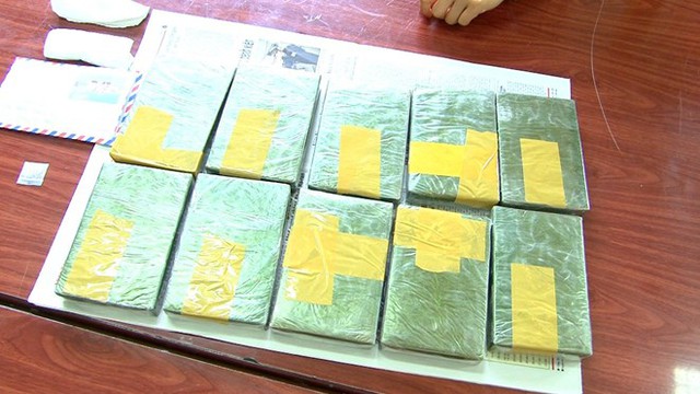 10 bánh heroin thu giữ quả tang giấu trong hành lý của Huấn