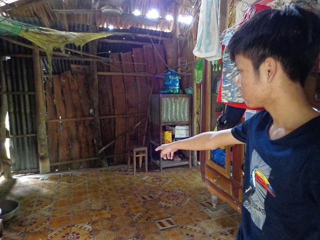 Chiếc giường và đồ đạc bị ông Hoàng phóng hỏa cháy.