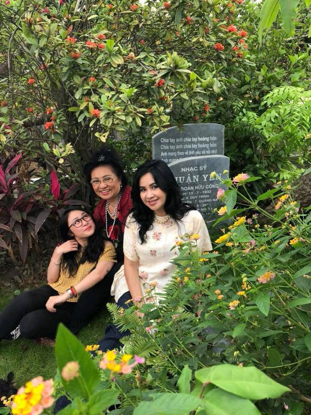 Nghệ sĩ Thanh Hương cùng diva Thanh Lam và cháu gái Thiện Thanh bên mộ nhạc sỹ Thuận Yến.