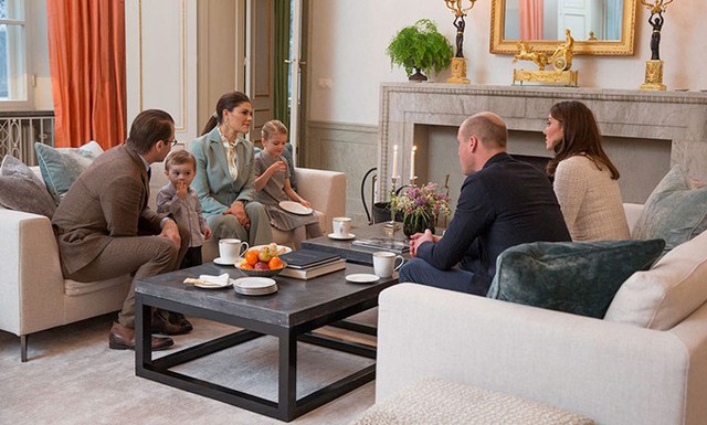 Vợ chồng William - Kate của Ho&agrave;ng gia Anh gặp gỡ vợ chồng C&ocirc;ng ch&uacute;a Victoria v&agrave; hai con hồi th&aacute;ng 1. Ảnh: Hello.