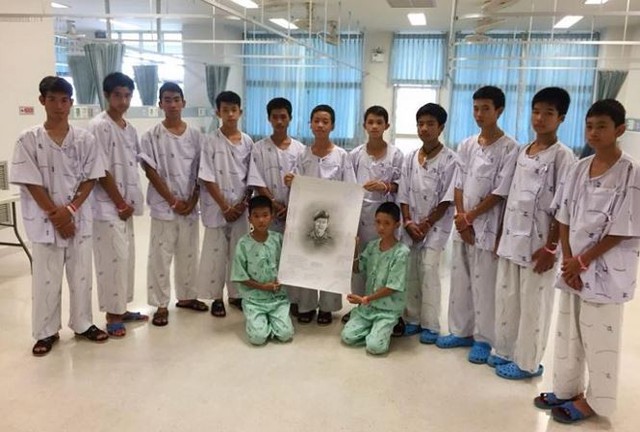 Tại phòng bệnh, đội bóng nhí Thái Lan tưởng niệm thợ lặn thiệt mạng trong quá trình giải cứu. Ảnh: Bệnh viện Chiang Rai