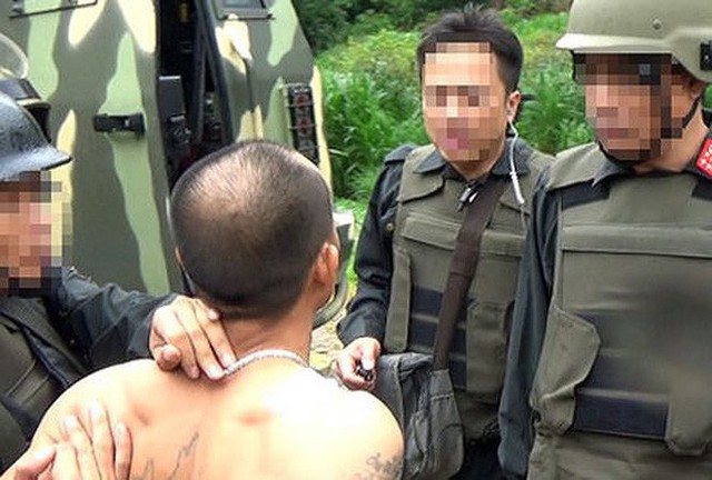 
Đối tượng ra hàng từ nhà Nguyễn Thanh Tuân bị cảnh sát bắt giữ.
