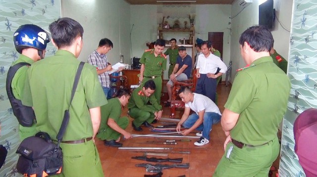 Lực lượng chức năng tiến hành khám xét và thu giữ vũ khí tại nhà Thảo.