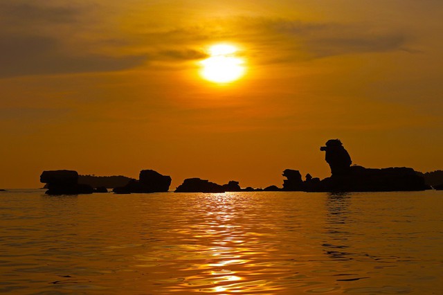 Còn đây là hoàng hôn ở Hòn Dăm Ngang. Những khối đá nổi lên trên mặt biển, kỳ vĩ, ngoạn mục như hai con sư tử sóng đôi hướng ra biển lớn.