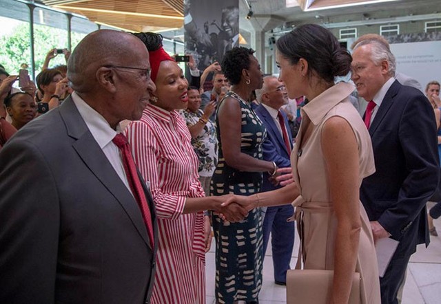 Tại triển lãm, Meghan bắt tay và trò chuyện với con gái cố tổng thống Nam Phi là cô Dlamini-Mandela, một doanh nhân, nhà thiết kế thời trang.