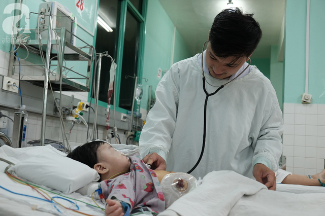 Bác sĩ Nguyễn Hiền thăm khám cho bệnh nhi.