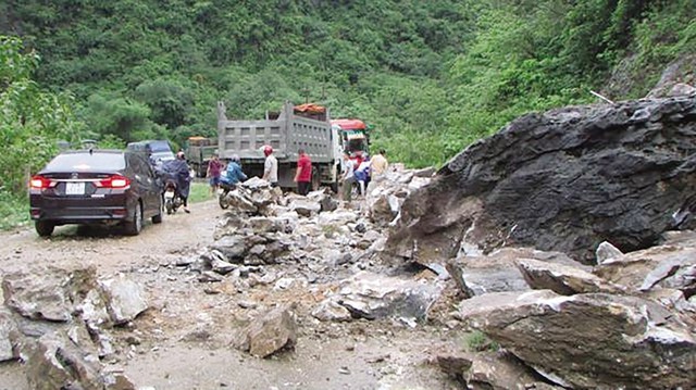 
Mưa lớn nhiều ngày khiến sạt lở đất, đá trên các tuyến đường miền núi. ẢNH: CTV
