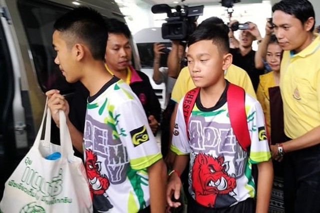 Các cầu thủ đội bóng nhí Thái Lan đến cuộc họp báo tối 18.7. Ảnh: EPA.