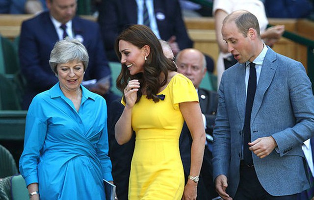 Kate và chồng ngồi cạnh Thủ tướng Anh Theresa May khi xem trận chung kết quần vợt Wimbledon. Ảnh: PA.