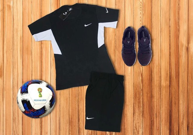 Quần &aacute;o thể thao sau World Cup đ&atilde; giảm gi&aacute; mạnh, thậm ch&iacute; chỉ c&ograve;n v&agrave;i chục ngh&igrave;n đồng mỗi bộ.