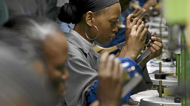 Một xưởng chế tác kim cương ở Botswana. Ảnh: Reuters.