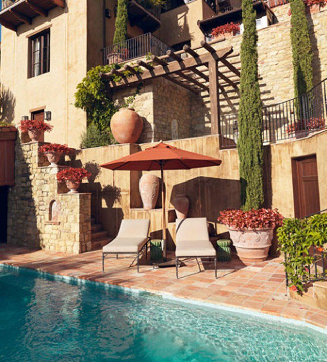 Thiết kế hồ bơi kiểu Tuscan với những ô màu cam và cây bách, sau đó mang thêm một ly rượu vang đỏ đến hồ bơi, bạn sẽ có thời gian nghỉ ngơi hoàn hảo.