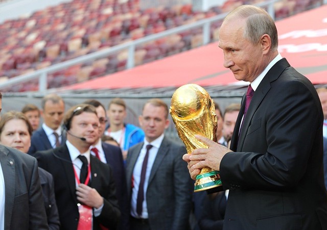 Tổng thống Nga Putin cầm cup Vàng World Cup. Ảnh: Global Look Press.