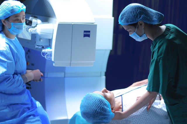 Phẫu thuật ReLEx SMILE tr&ecirc;n hệ thống m&aacute;y Visumax hiện đại nhất