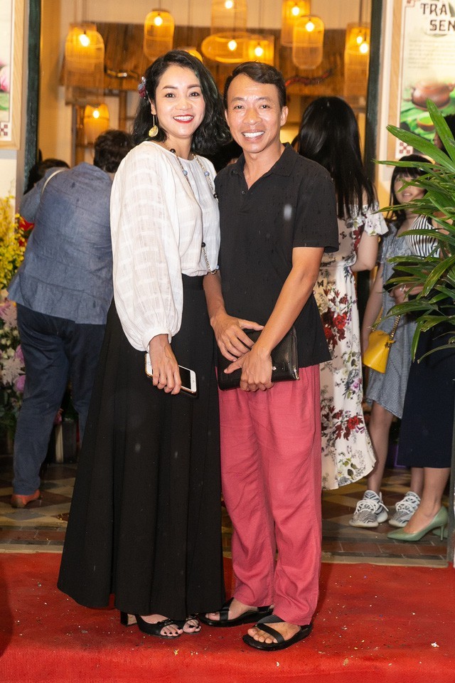 Các nghệ sĩ đến chúc mừng vợ chồng Quốc Bình - Xuân Nhị.
