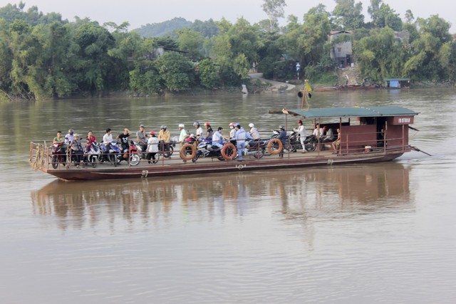 
Hành khách không mặc áo phao và không mang theo dụng cụ nổi cứu sinh khi đi lưu thông qua bến đò Cổ Phúc (Yên Bái). Ảnh: C.T
