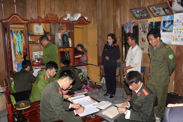 
Lực lượng làm nhiệm vụ Công an tỉnh Sơn La khám xét nơi ở của một bị can trong vụ án. (ảnh: TG)
