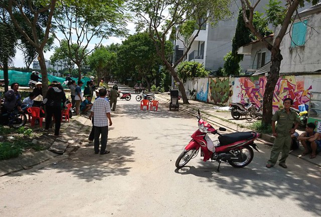 Hiện trường vụ việc, nơi người đ&agrave;n &ocirc;ng b&aacute;n v&eacute; số chết đột ngột.
