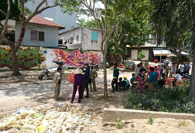 Nhiều người d&acirc;n tập trung tại khu vực n&agrave;y để theo d&otilde;i.