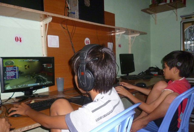 Trẻ em chơi game tại một điểm dịch vụ Internet. Ảnh: H.T