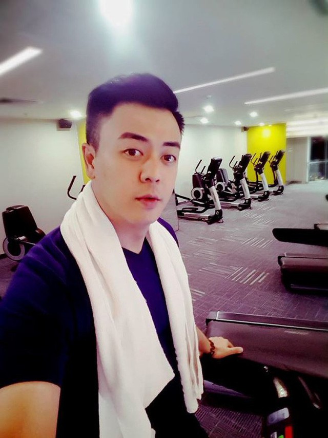 
Nam MC bỏ ra nhiều c&ocirc;ng sức để lấy lại ngoại h&igrave;nh v&agrave; phong độ như xưa.
